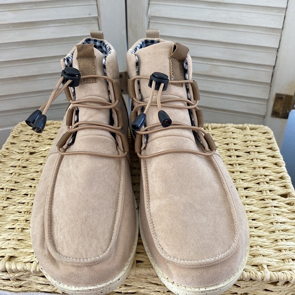 Woman’s light weight ankle boot. - Picture 3 of 12